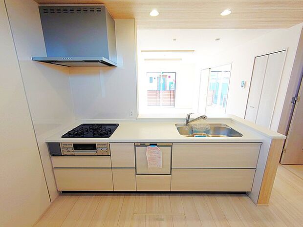 吊戸棚をなくした対面LDKはキッチンに立つ人の視界をワイドにしてくれます。