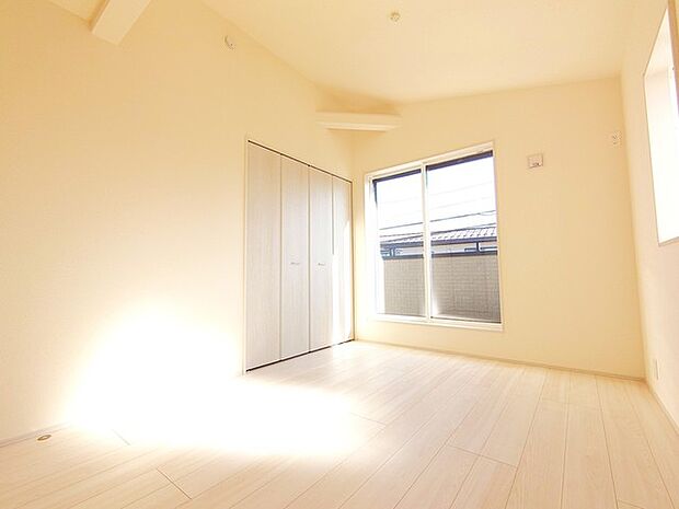 大事な日当たりは、大きな窓から。誰のお部屋にしましょう。