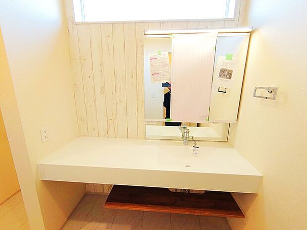 ゆとりの洗面スペースで朝の身支度もスムーズに!