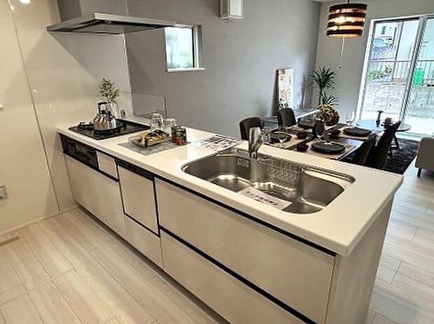 ご家族を近くに感じられる対面キッチン。