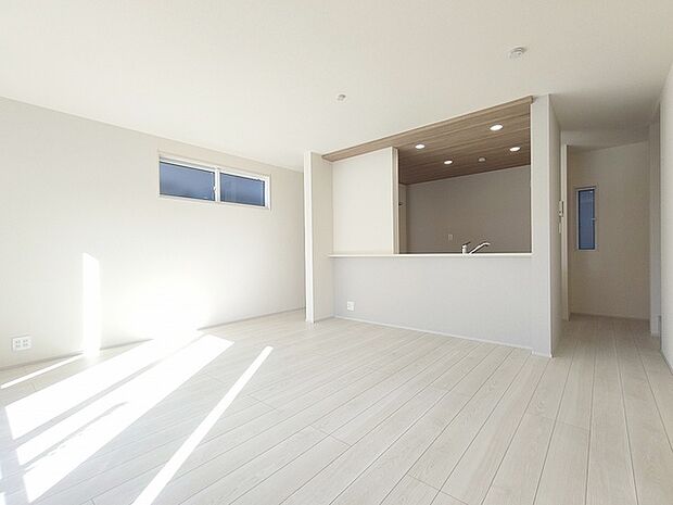 解放感あふれる2階リビングは、自然に光と風に恵まれます。 