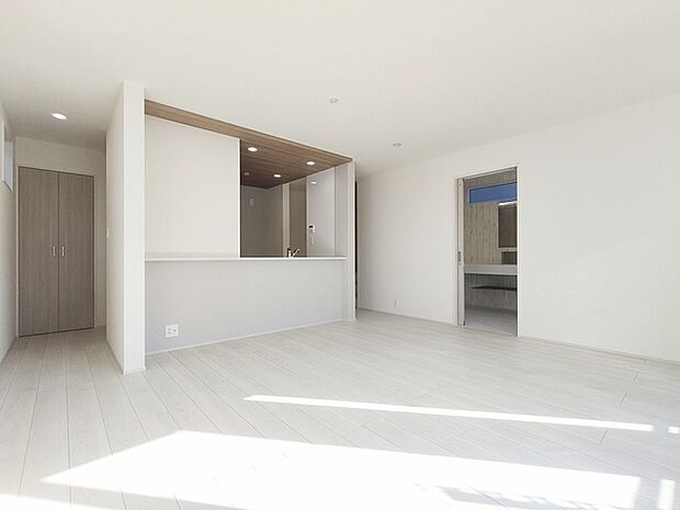 柔らかな光に満ちた、開放感あふれる住まい 