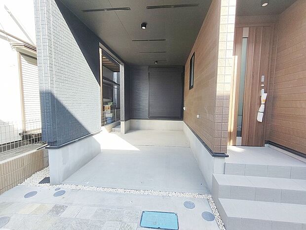 ■ ビルトインガレージ ■ 雨風から大切な愛車を守ります 