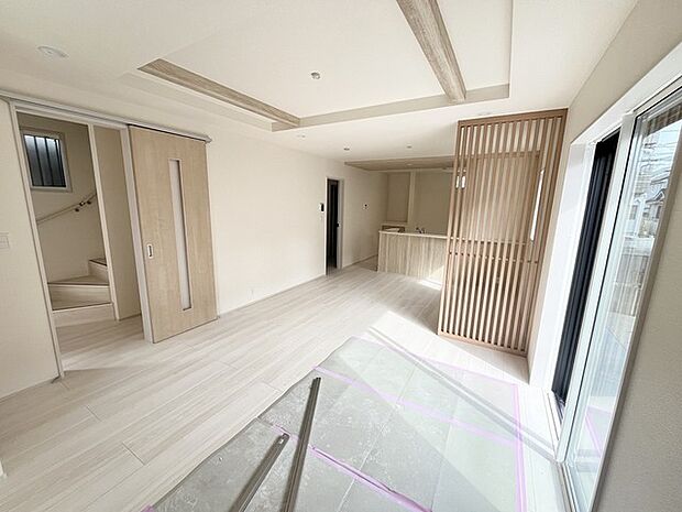 柔らかな光と温かな木目が、心地よい寛ぎを演出する空間