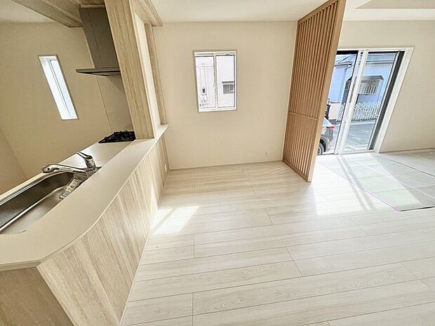 木目調の建具が空間に柔らかな温もりと広がりをもたらします。