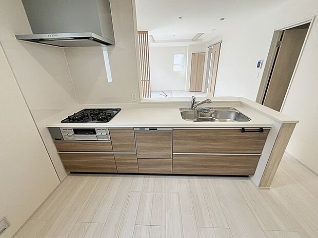 木目調の扉が温かみを添える、清潔感のあるキッチン空間。