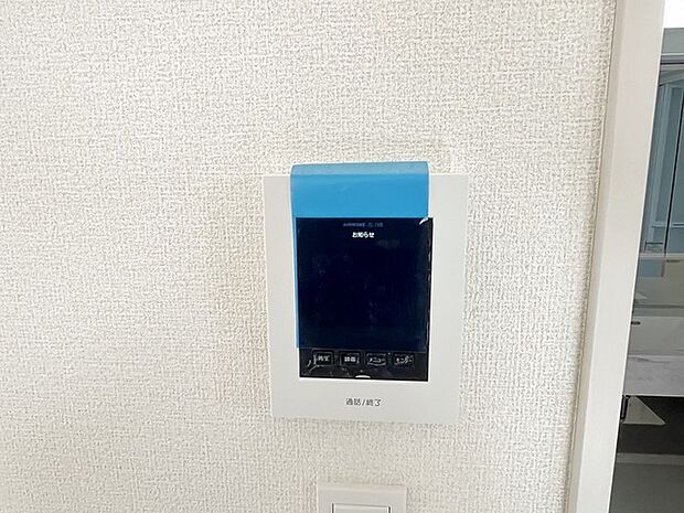 シンプルな壁紙が、空間に心地よい静けさをもたらします。