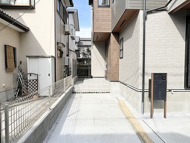 広々とした空間と、整然とした街並みが調和する穏やかな住まい。