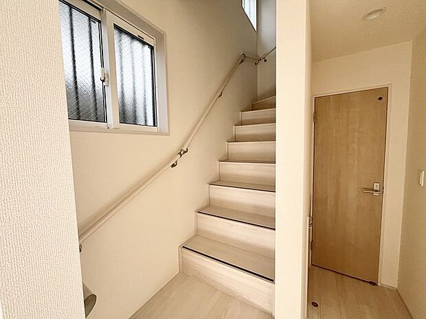 心地よい段差が、空間に穏やかなリズムを生み出します