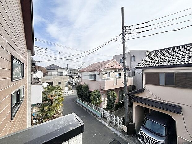 空と街並みが調和する、穏やかな日常が広がる空間