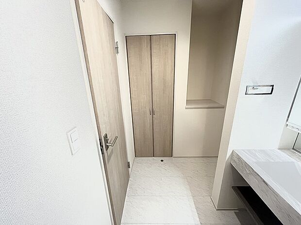 心地よい光が優しく空間を包み込む、温かみのあるエントランス。