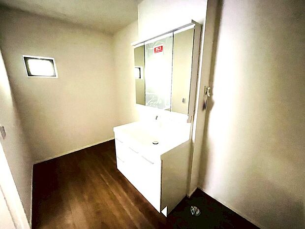 お出かけ前の身だしなみに一歩差がつく三面鏡。