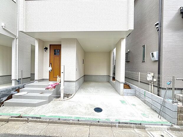 マイカースペースを1台分確保。現地で車幅と共にご確認ください。 
