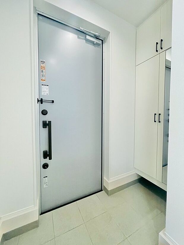 整然とした空間が、穏やかな日常を優しく包み込みます。