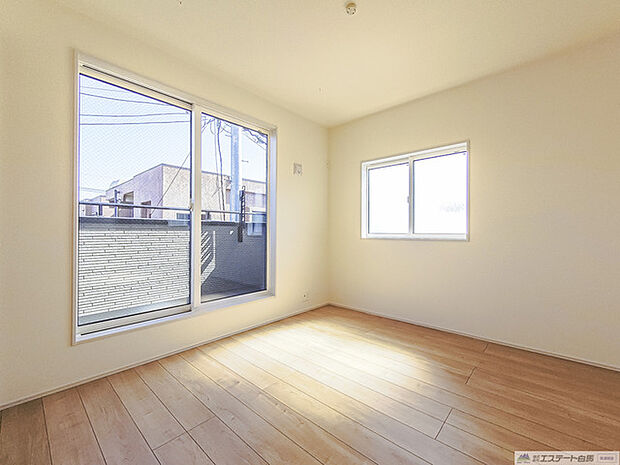 たっぷりの陽光と、心地よい風が舞い込みます。