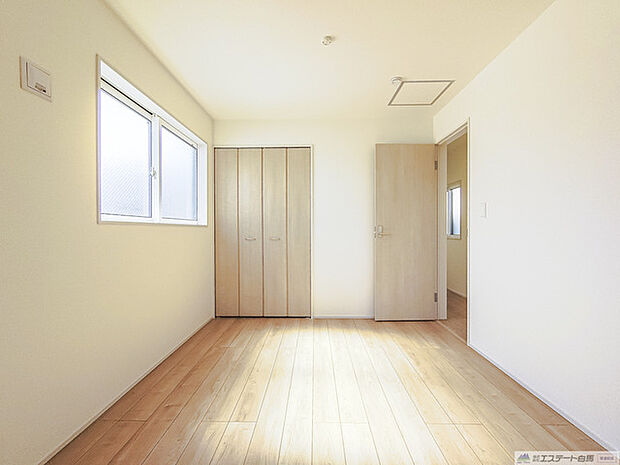 ナチュラルウッドの色合いが、室内にあたたかな雰囲気を運びます。 