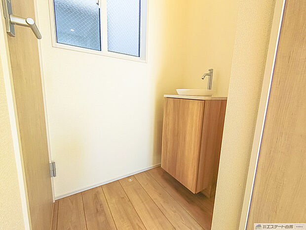 その他内観 2階トイレ前、コンパクトな洗面台を設置