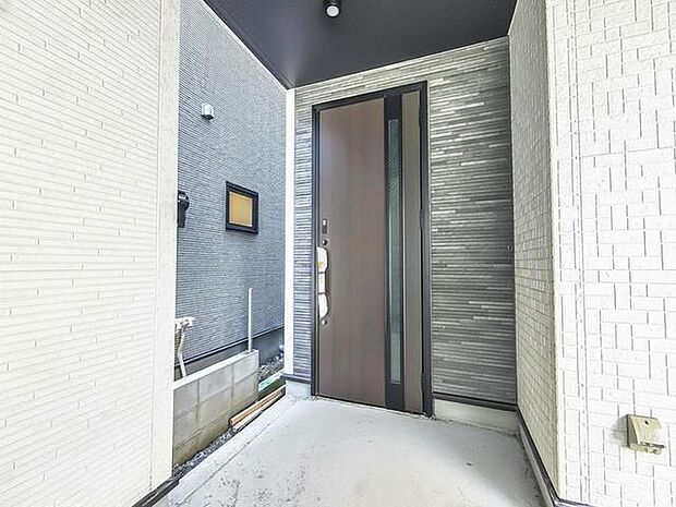 ポーチのついた新築分譲物件。玄関の印象はいかがでしょうか?入口からご覧ください。