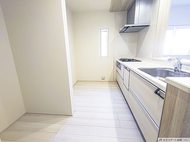 お子様と並んで料理をしても余裕のゆとりのキッチン