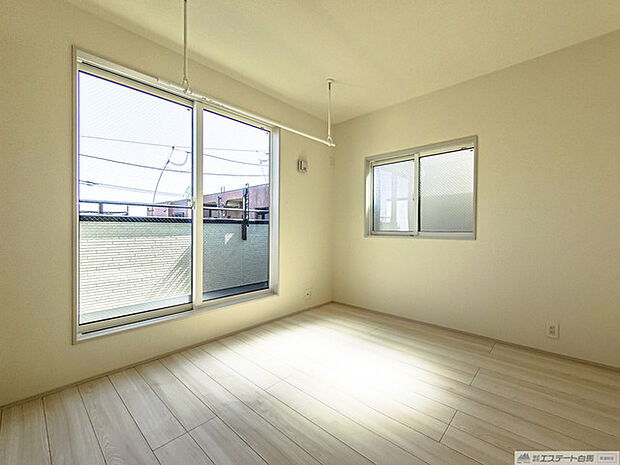 ナチュラルウッドの色合いが、室内にあたたかな雰囲気を運びます。