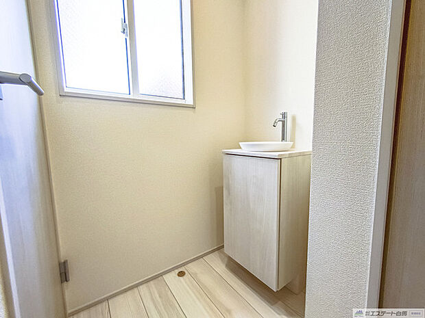 その他内観 2階トイレ前、コンパクトな洗面台を設置