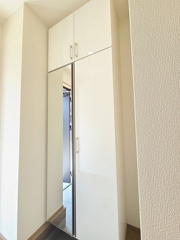 忙しい朝でもさっと身だしなみの確認が出来る大きな鏡付きシューズクローク