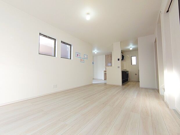 ご家族みんながゆったりくつろげる広々リビング。 