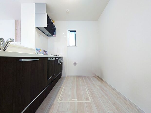 お子様と並んで料理をしても余裕のゆとりのキッチン