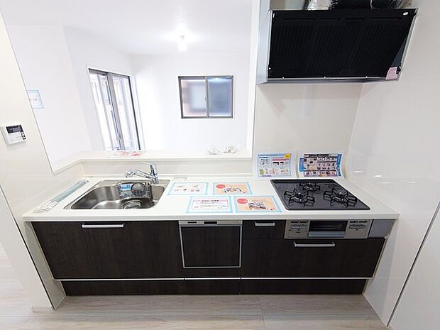 吊戸棚で視界を遮らず、パノラマ感を重視したタイプのキッチンスペース。 