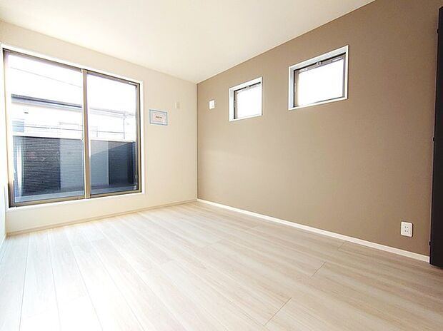 たっぷりの陽光と、心地よい風が舞い込みます。