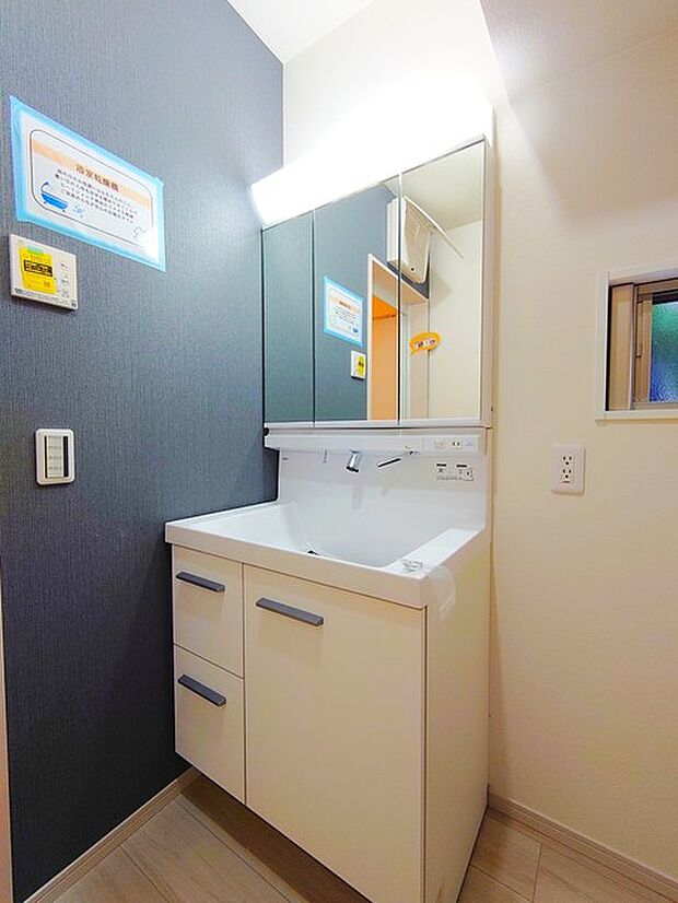 洗面化粧台は清潔感の漂うホワイトをベースカラーに、シンプルなデザインで。