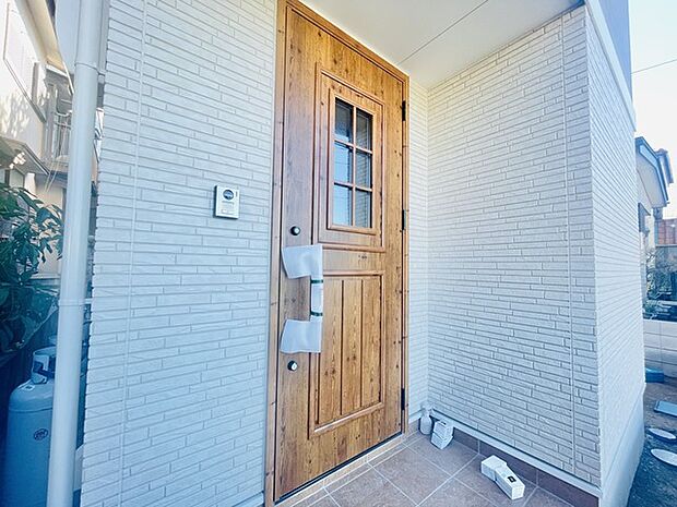 この扉を開けると、新築の木の匂いが待ってます。 