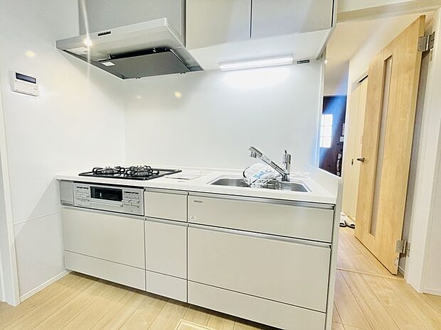 手を伸ばせばそこに収納が。安定した使用感の吊戸棚つきのキッチン空間。