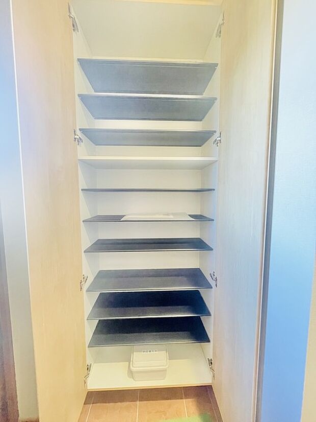 部屋と部屋の隙間をうまく使ったスリムな収納スペース。 