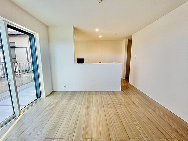 明るい木目調の床が空間に温かみを添える、心地よい広がりを感じさせる住まい。