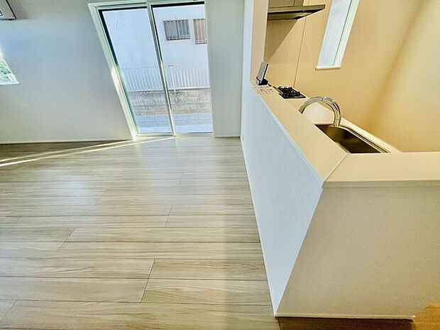 床に描かれる光の帯が、心地よい時を予感させる空間。