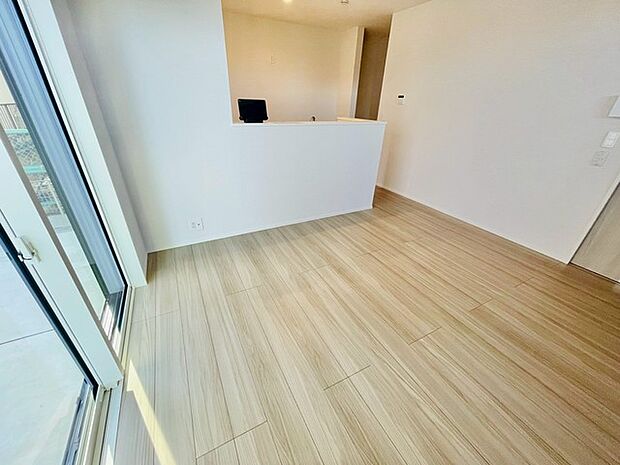 明るい木目調の床が広がる、心地よい空間