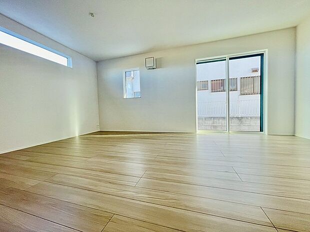 穏やかな光に満ちた、広々とした空間が広がります。