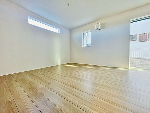 木目が美しい床と、温かな採光が心地よい空間