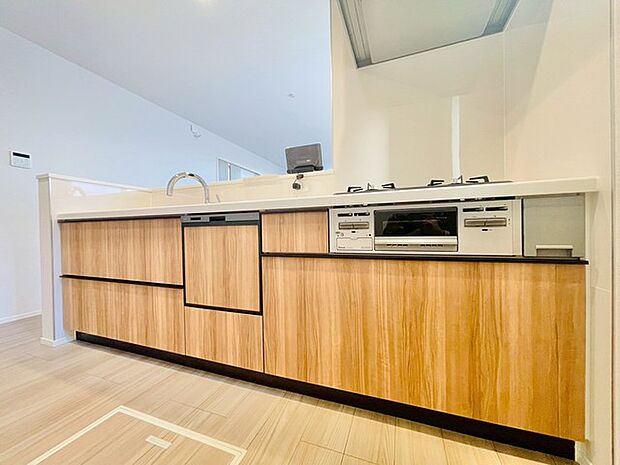 温もりある木目調が、心地よい安らぎを演出するキッチン空間