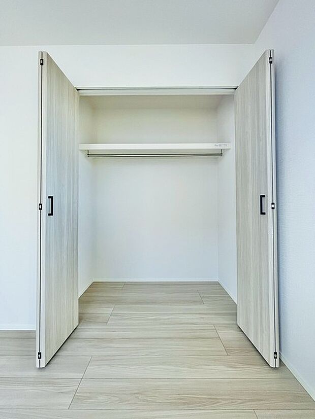 木の温もりを感じる、開かれた収納空間。