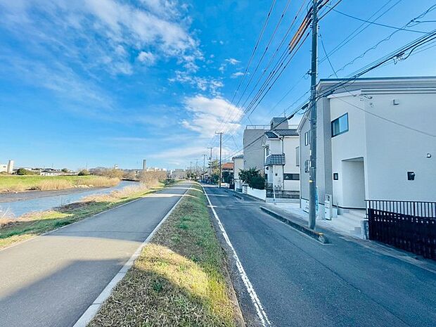 開放的な空の下、穏やかな水辺と心地よい風を感じながら暮らす日々。