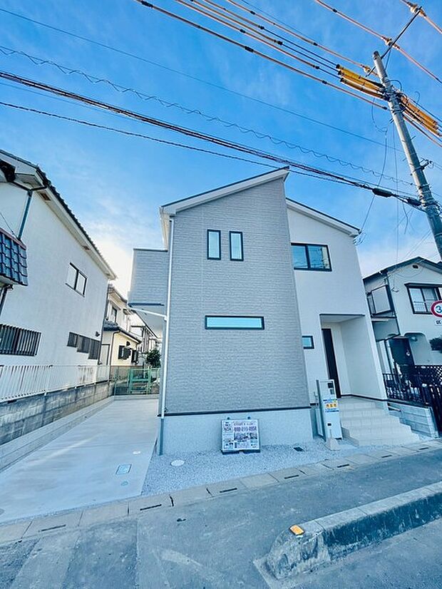 澄み切った青空に映える、洗練されたデザインの住まい