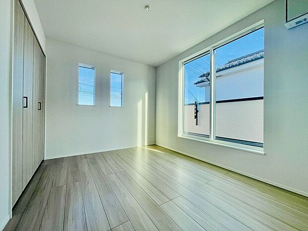 広々とした空間に、穏やかな光が優しく広がる心地よさ