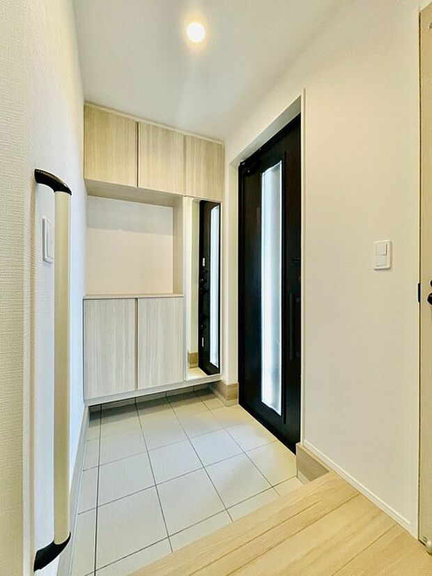 木の温もりと整然とした空間が、安らぎを運ぶ玄関。