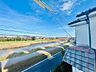 その他：広がる青空と、穏やかな水辺が日常を彩ります。