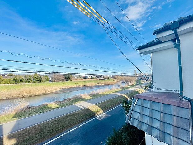 広がる青空と、穏やかな水辺が日常を彩ります。