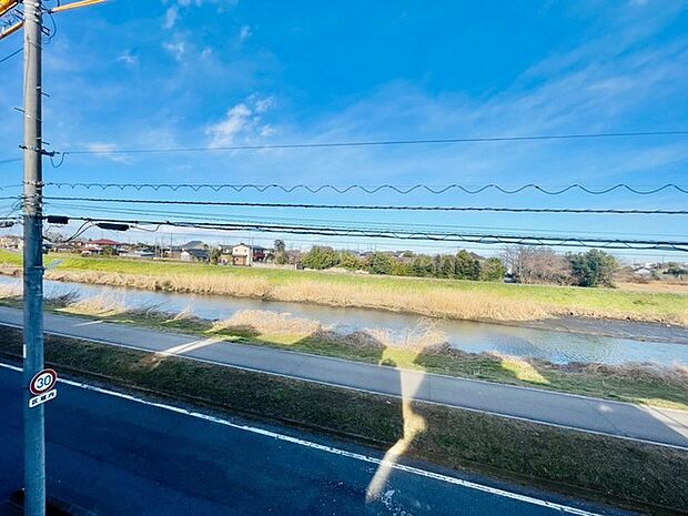 悠々と流れる川のせせらぎと、広がる空が心地よい暮らしを予感させます。