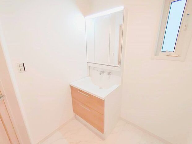 お出かけ前の身だしなみに一歩差がつく三面鏡。 