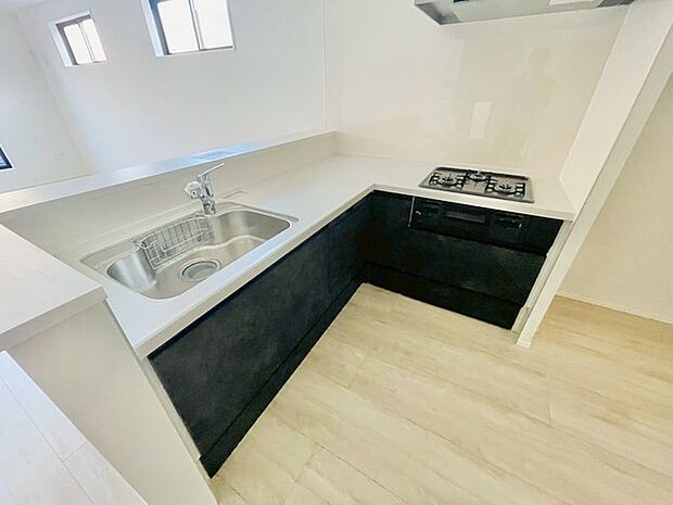 家事動線に配慮されたＬ字型キッチン。 